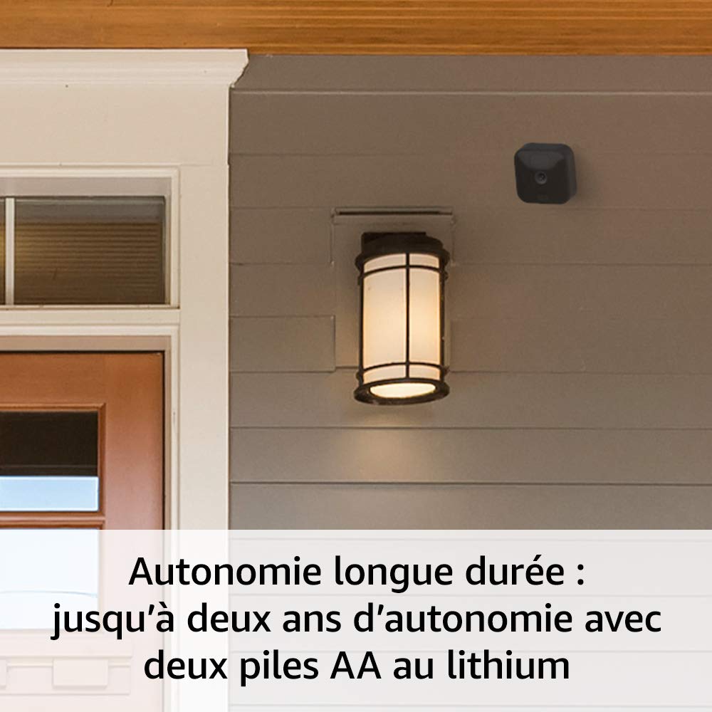 Blink Outdoor, Caméra de surveillance HD sans fil, résistante aux intempéries, Kit 3 caméra + Blink Mini, Caméra d'intérieur connectée compacte à brancher, fonctionne avec Alexa