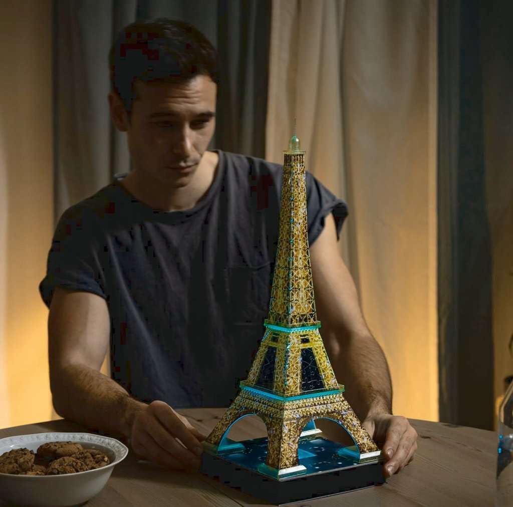 Ravensburger - Puzzle 3D Building - Tour Eiffel illuminée - A partir de 10 ans - 226 pièces numérotées à assembler sans colle - Accessoires de finition inclus - 12579
