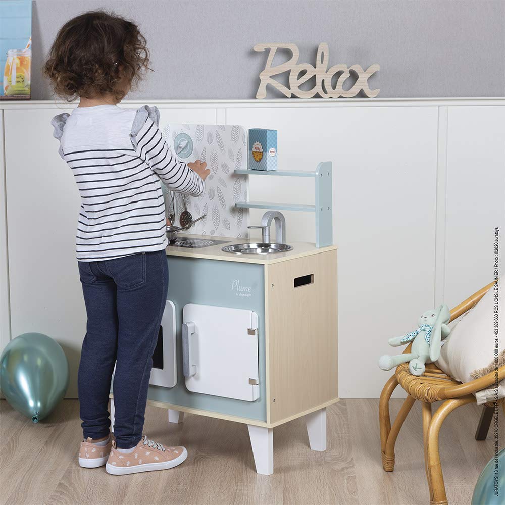 Janod - Cuisine Plume - Cuisinière en Bois pour Enfant - Avec Four, Évier en Inox, Placard, Boutons et Horloge - Cuisine en Bois Avec 5 Accessoires - De 3 à 8 Ans, J06608