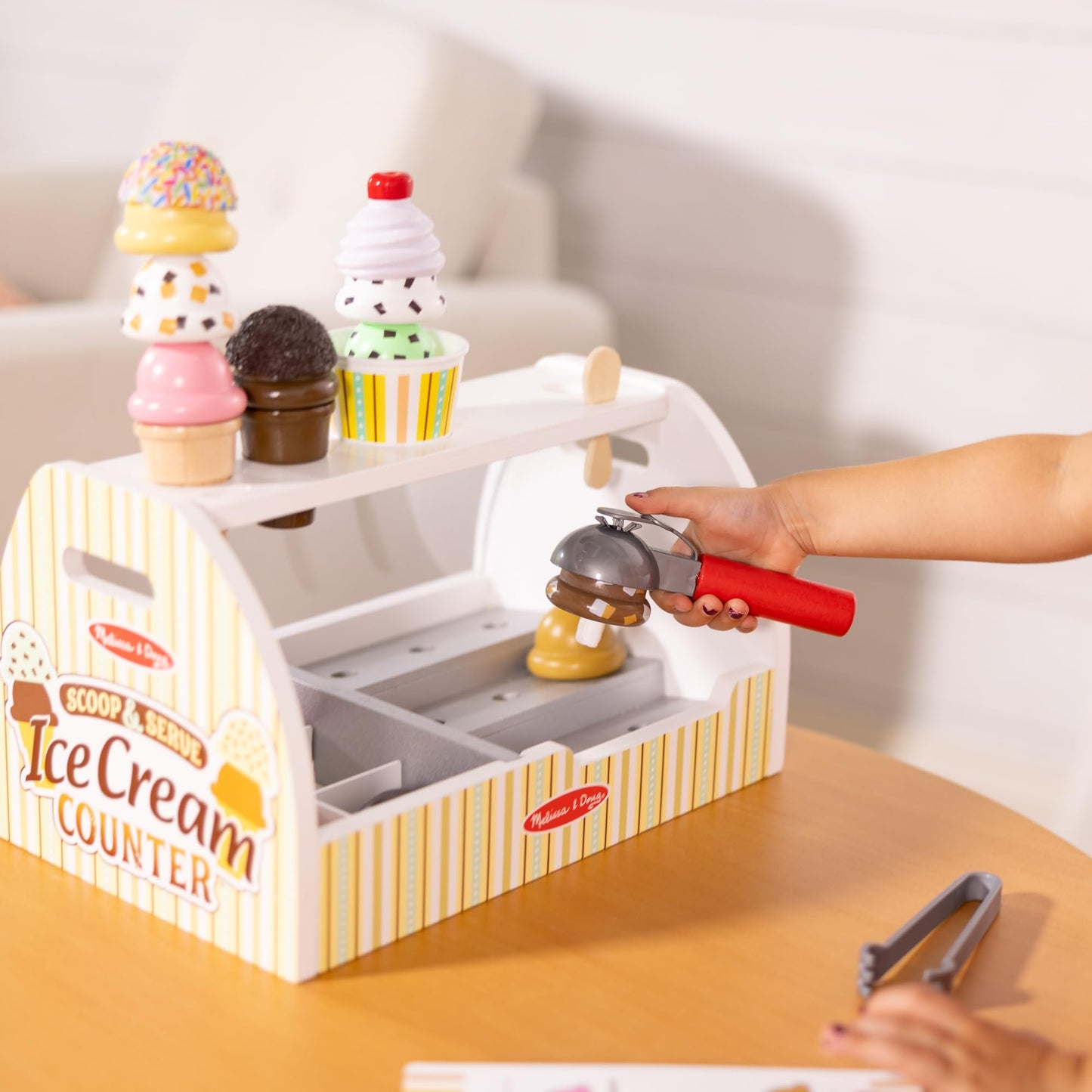 Melissa & Doug Glacier En Bois, Jouet en bois avec un comptoir et 28 pièces, Aliments en bois, Jeu d'imitación, Jouet créatif, Montessori,Cadeau pour garçons et filles de 3 4 5 6 7 ans