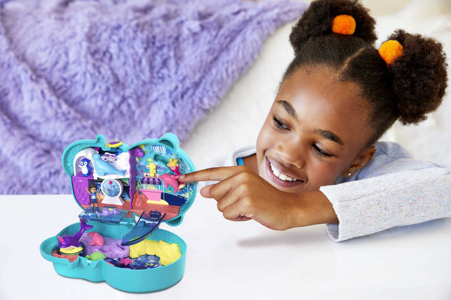 Polly Pocket Coffret Loutre Aquatique, thème Aquarium, avec Mini-Figurines Polly et Nicolas, 5 Surprises, 12 Accessoires, Jouet pour Enfant, HCG16