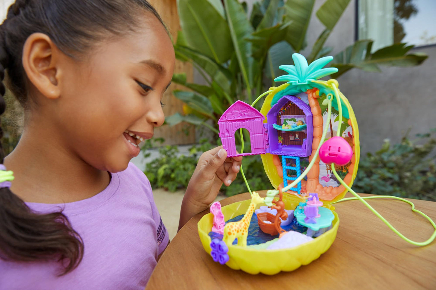 Polly Pocket Coffret Sac à Surprises Ananas avec Mini-Figurines Polly et Lila, Accessoires et Autocollants, Jouet Enfant, édition 2020, GKJ64
