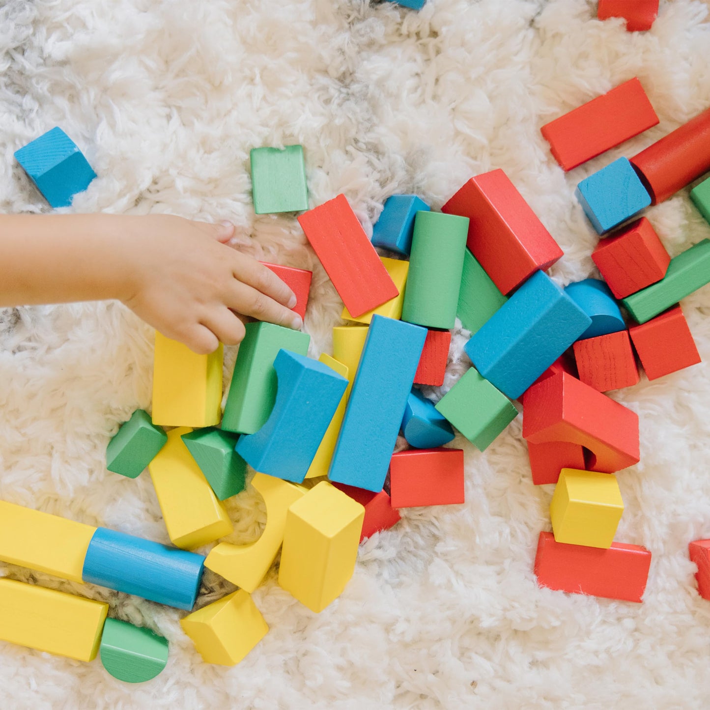 Melissa & Doug Blocs de Construction en Bois, Jouet Éducatif pour les Enfants, 100 Blocs Colorés de Formes et Tailles Différentes, Jeux d'éveil, Cadeau pour garçons et filles de 3 4 5 6 7 ans