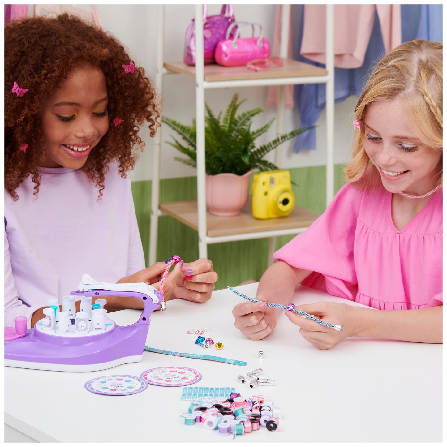 COOL MAKER - KUMI KREATOR 3 EN 1 - Machine Création 2 Colliers & 5 Bracelets - Utilisation Simple En Sécurité - Tendance Fun & Facile - Accessoires Inclus - Jouet Enfant 8 Ans et + - Loisirs Créatifs