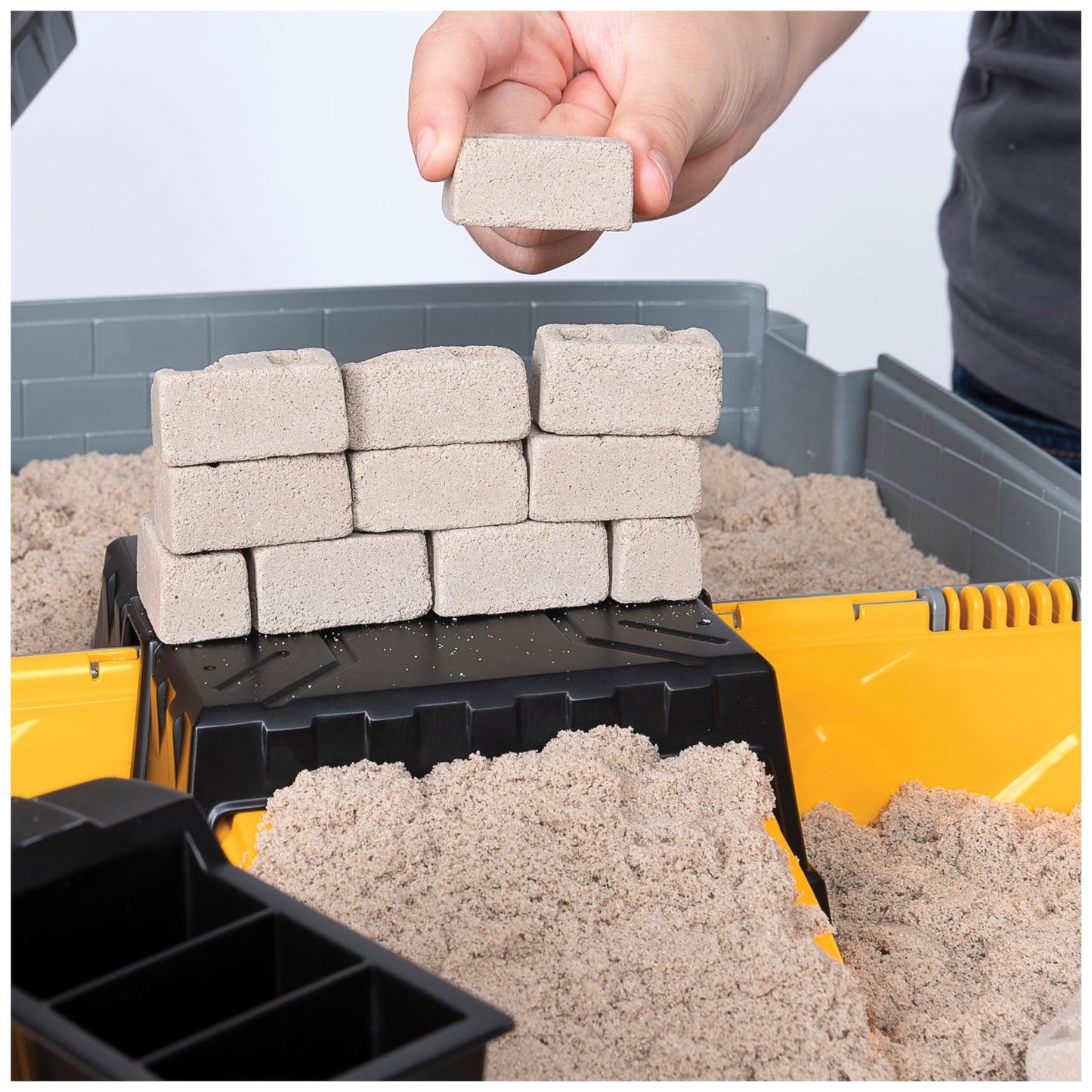 Kinetic Sand Sable Magique - Mallette DE Construction 907 G + 3 Accessoires - Emportez Votre Sable À Modeler Partout & Sculptez Vos Créations comme De La Pâte À Modeler - Jouet Enfant 3 Ans Et +