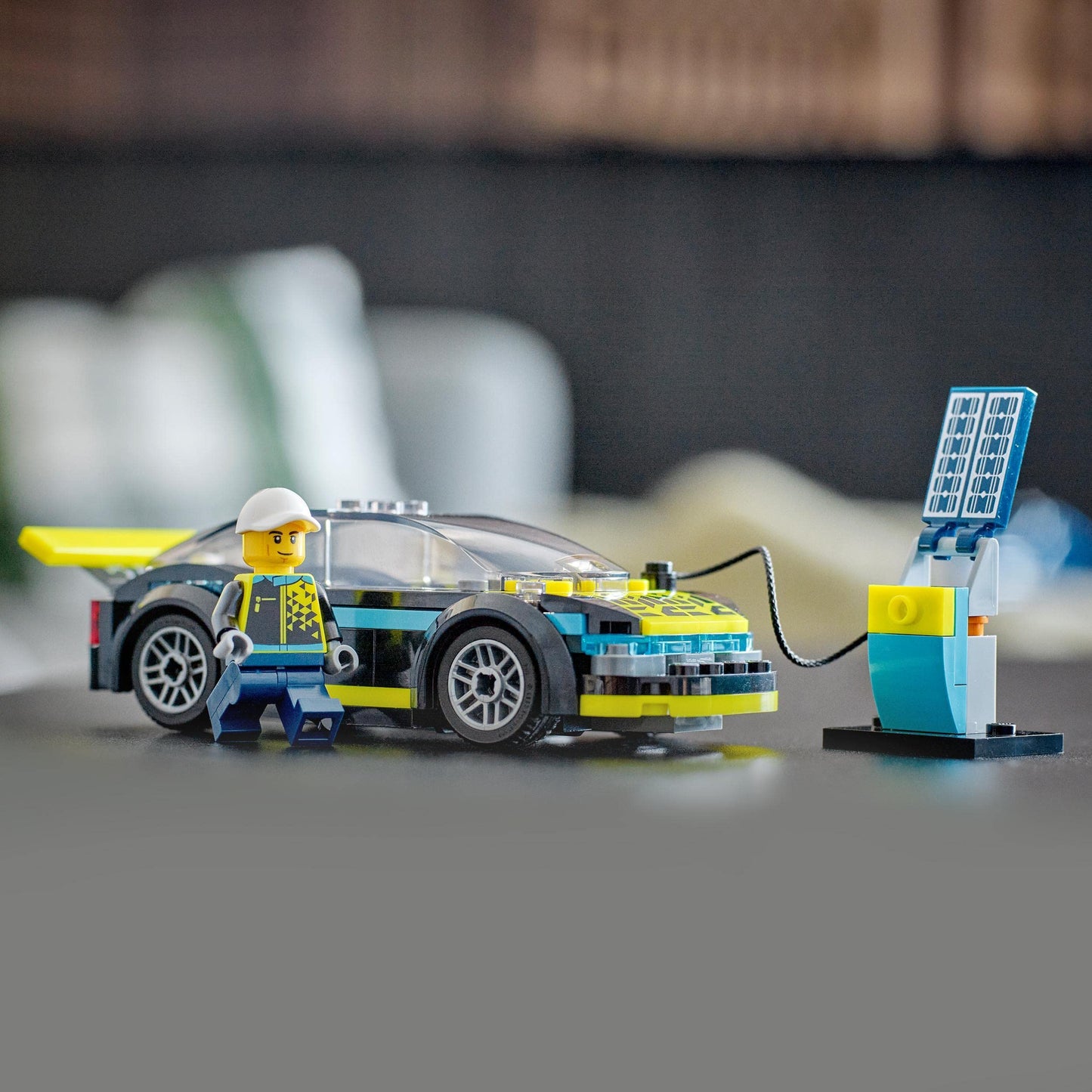 LEGO 60383 City La Voiture de Sport Électrique, Jouet pour Garçons et Filles de 5 Ans, Set de Voiture de Course, avec Minifigurine de Pilote, Idée Cadeau