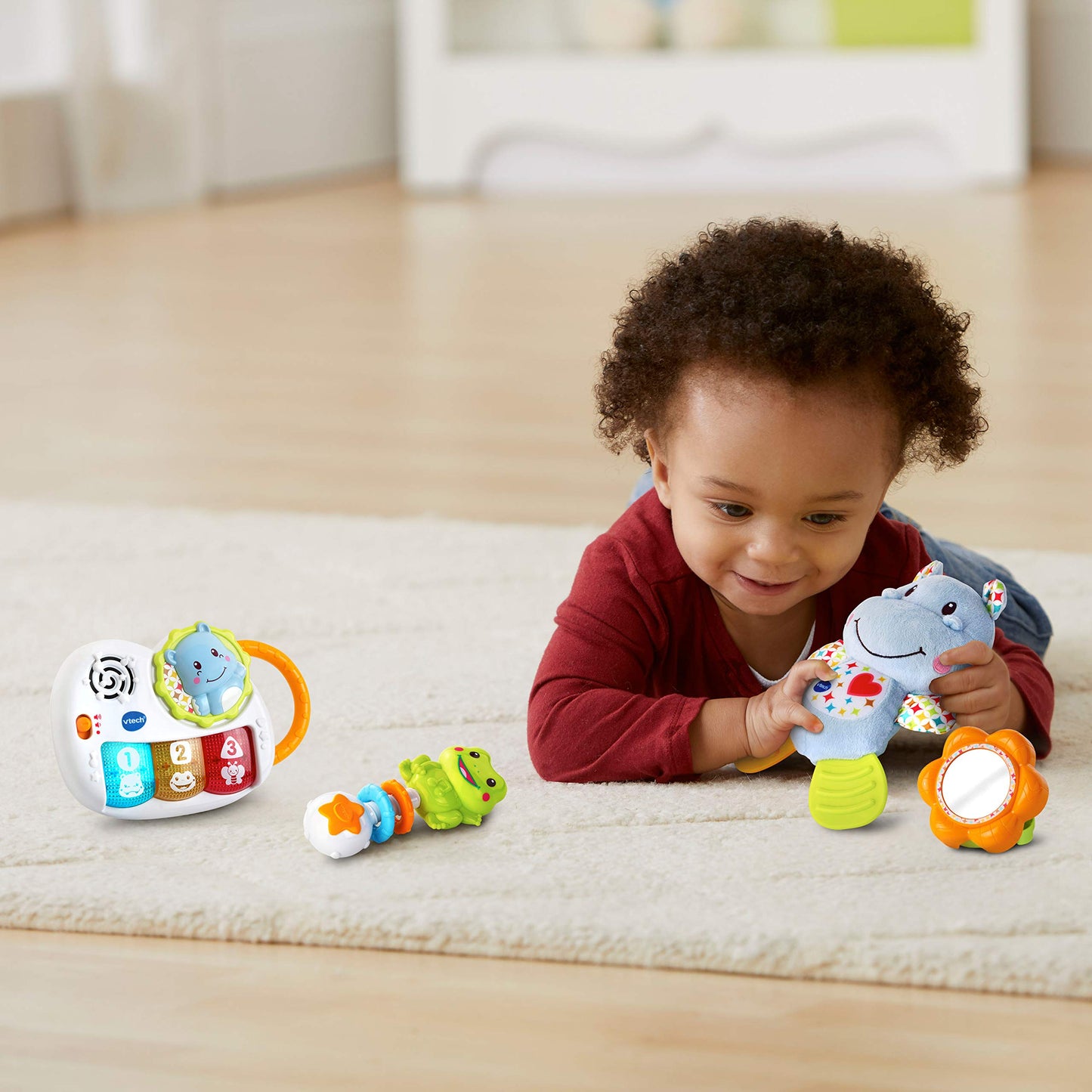 VTech - Coffret Naissance Éveil des Sens Bleu, Premiers Jouets Bébé, Doudou Hippo en Peluche, Piano Lumineux et Interactif, Hochets Grenouille et Miroir, Cadeau Nouveau-Né - Contenu en Français