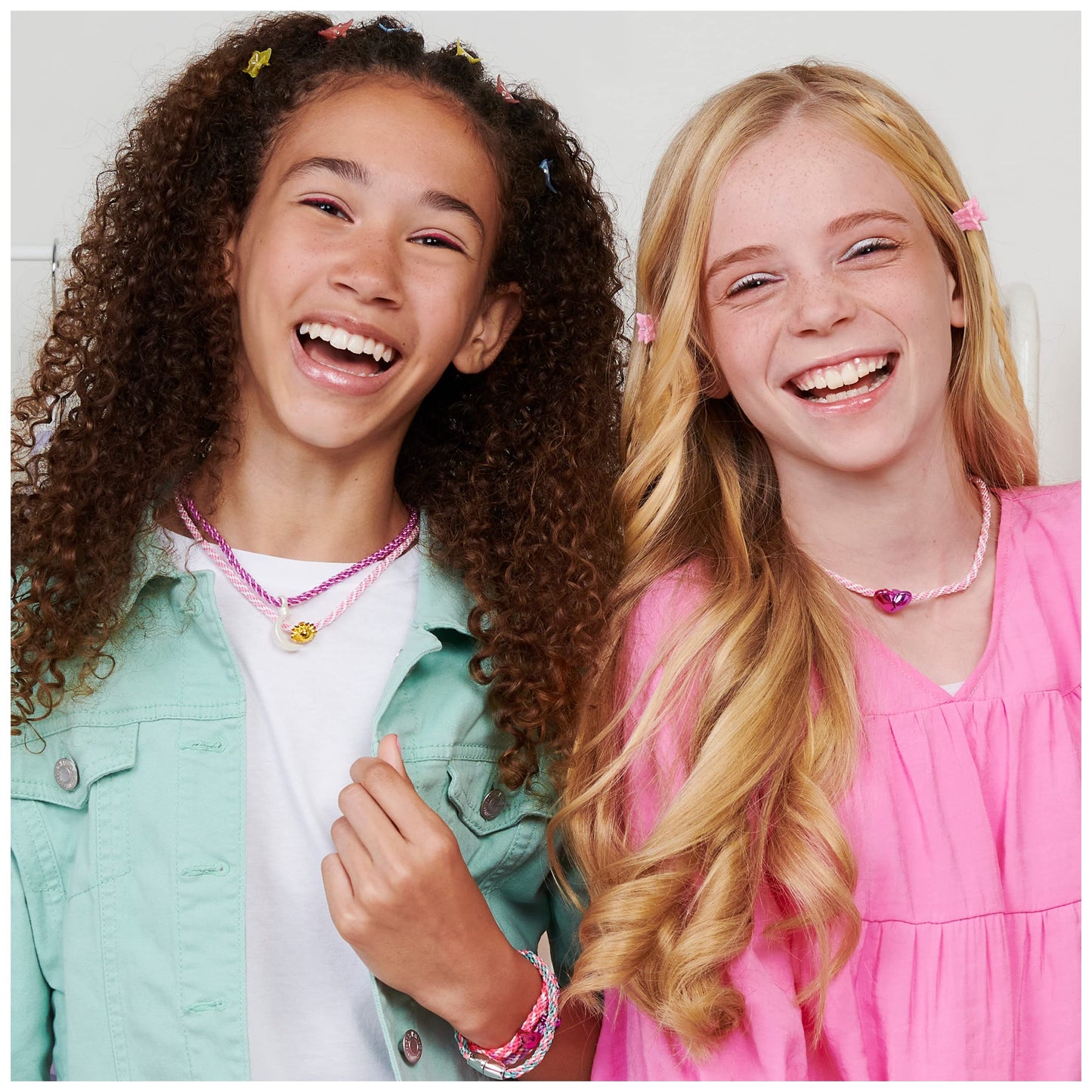 COOL MAKER - KUMI KREATOR 3 EN 1 - Machine Création 2 Colliers & 5 Bracelets - Utilisation Simple En Sécurité - Tendance Fun & Facile - Accessoires Inclus - Jouet Enfant 8 Ans et + - Loisirs Créatifs