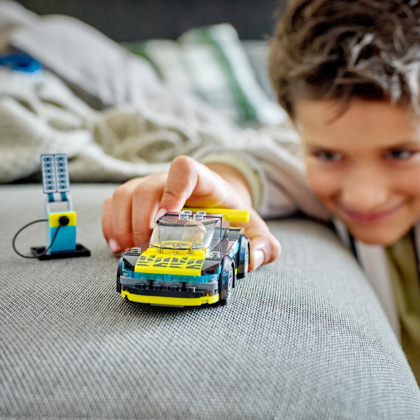 LEGO 60383 City La Voiture de Sport Électrique, Jouet pour Garçons et Filles de 5 Ans, Set de Voiture de Course, avec Minifigurine de Pilote, Idée Cadeau