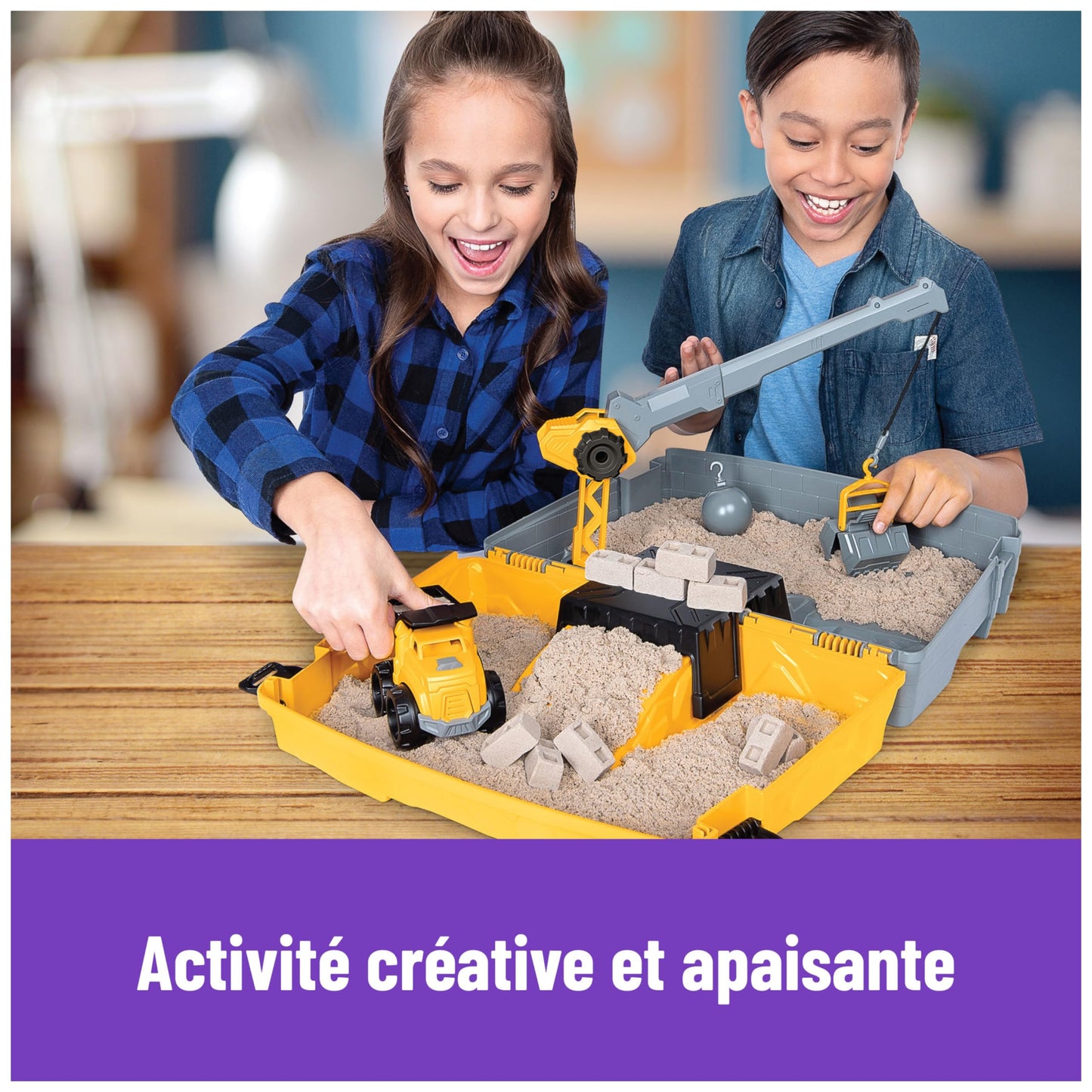 Kinetic Sand Sable Magique - Mallette DE Construction 907 G + 3 Accessoires - Emportez Votre Sable À Modeler Partout & Sculptez Vos Créations comme De La Pâte À Modeler - Jouet Enfant 3 Ans Et +