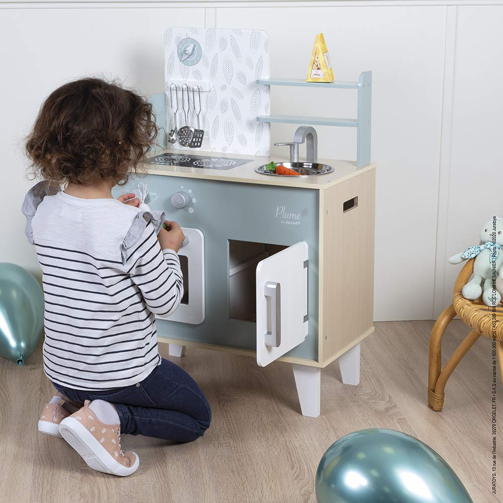 Janod - Cuisine Plume - Cuisinière en Bois pour Enfant - Avec Four, Évier en Inox, Placard, Boutons et Horloge - Cuisine en Bois Avec 5 Accessoires - De 3 à 8 Ans, J06608