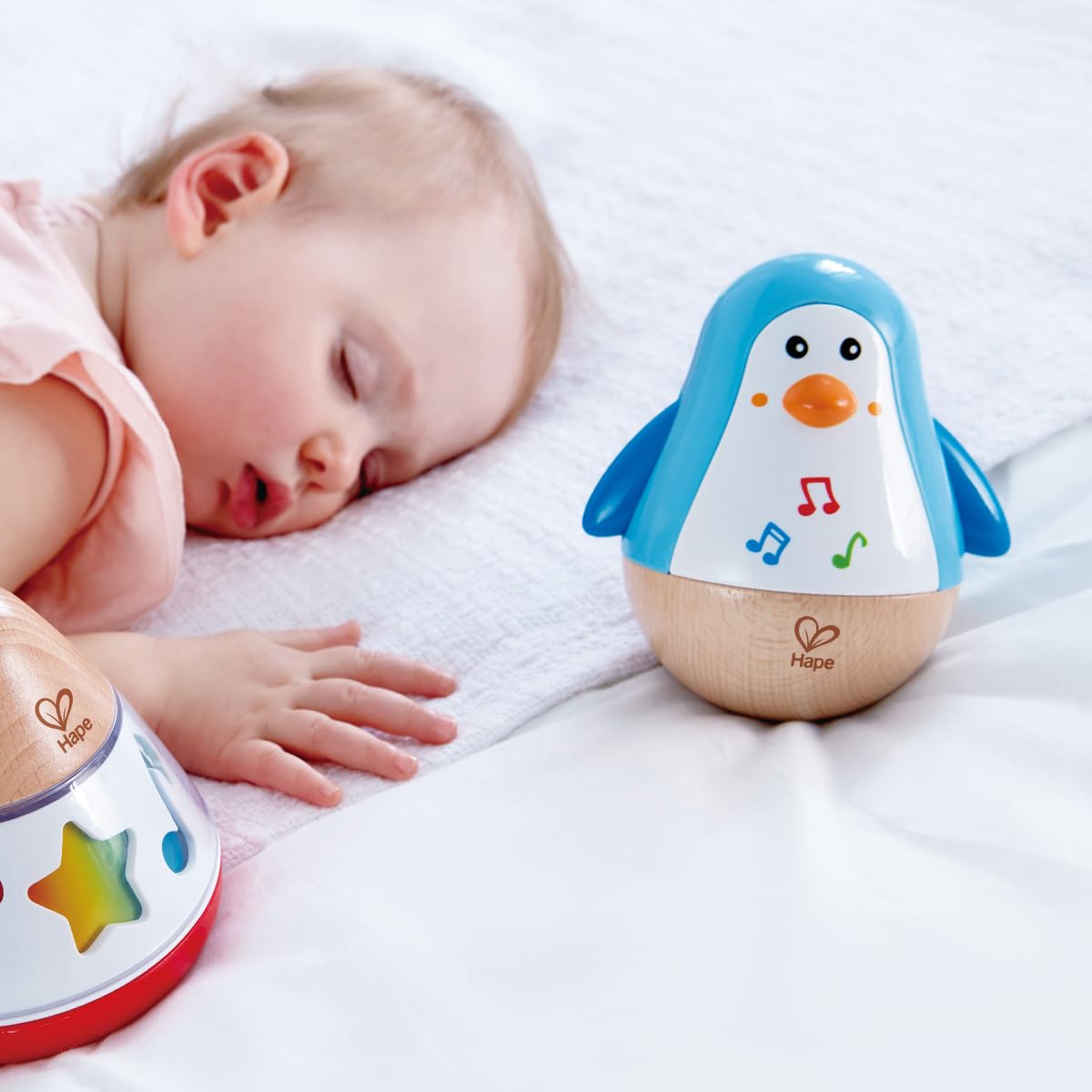 Hape Pingouin Culbuto Musical - Jouet Musical en Bois pour Enfant - Jouet d'Éveil de Motricité pour Bébé dès 6 Mois - Jouet Éducatif - Jeu de Musique Fille et Garçon - Cadeau Naissance
