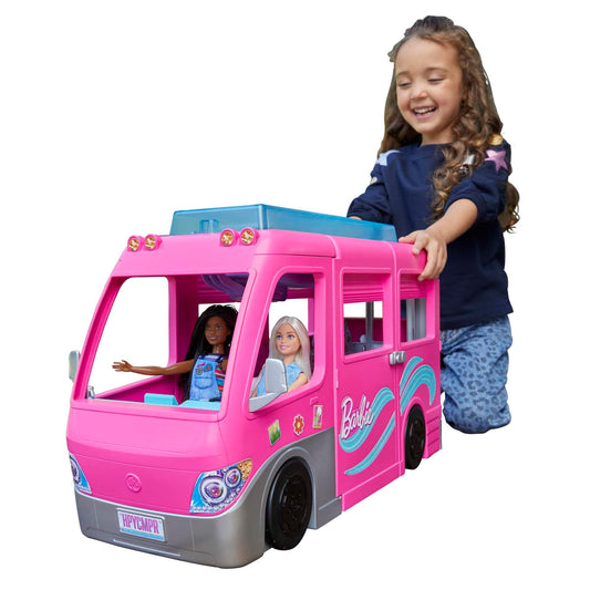 Barbie Camping-Car Transformable, avec 7 Zones de Jeu Et 60 Accessoires Inclus, Comprend Toboggan, Piscine, Pick-Up, Et Bateau pour Poupées, 76 cm, Jouet pour Enfant de 3 Ans et Plus, HCD46