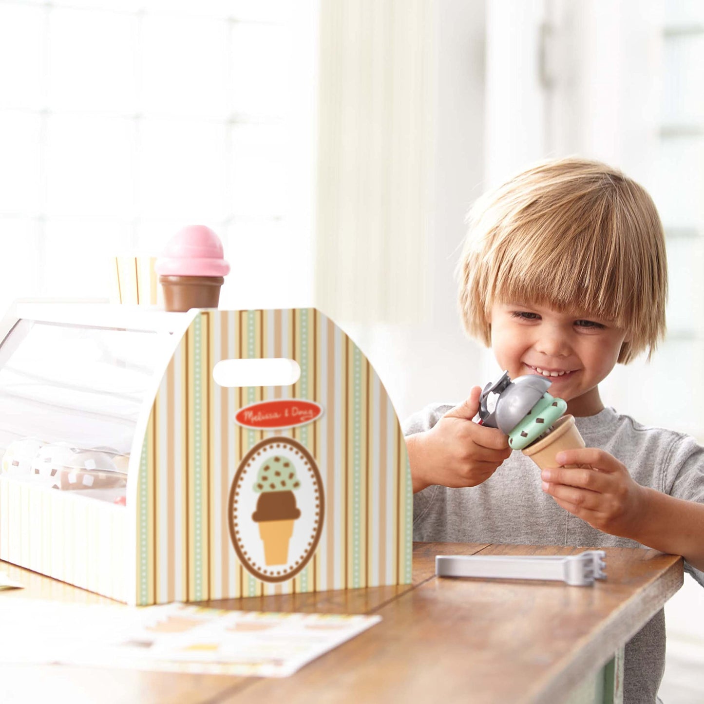 Melissa & Doug Glacier En Bois, Jouet en bois avec un comptoir et 28 pièces, Aliments en bois, Jeu d'imitación, Jouet créatif, Montessori,Cadeau pour garçons et filles de 3 4 5 6 7 ans