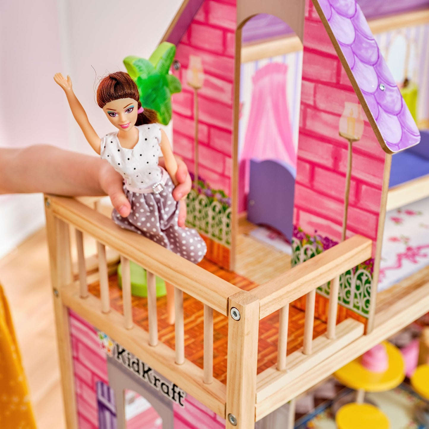 KidKraft Maison de Poupée en Bois Kayla incluant Accessoires et Mobilier, 3 Étages de Jeu pour Poupées 30 cm, Jouet Enfant dès 3 Ans, 65092, Exclusivité sur Amazon