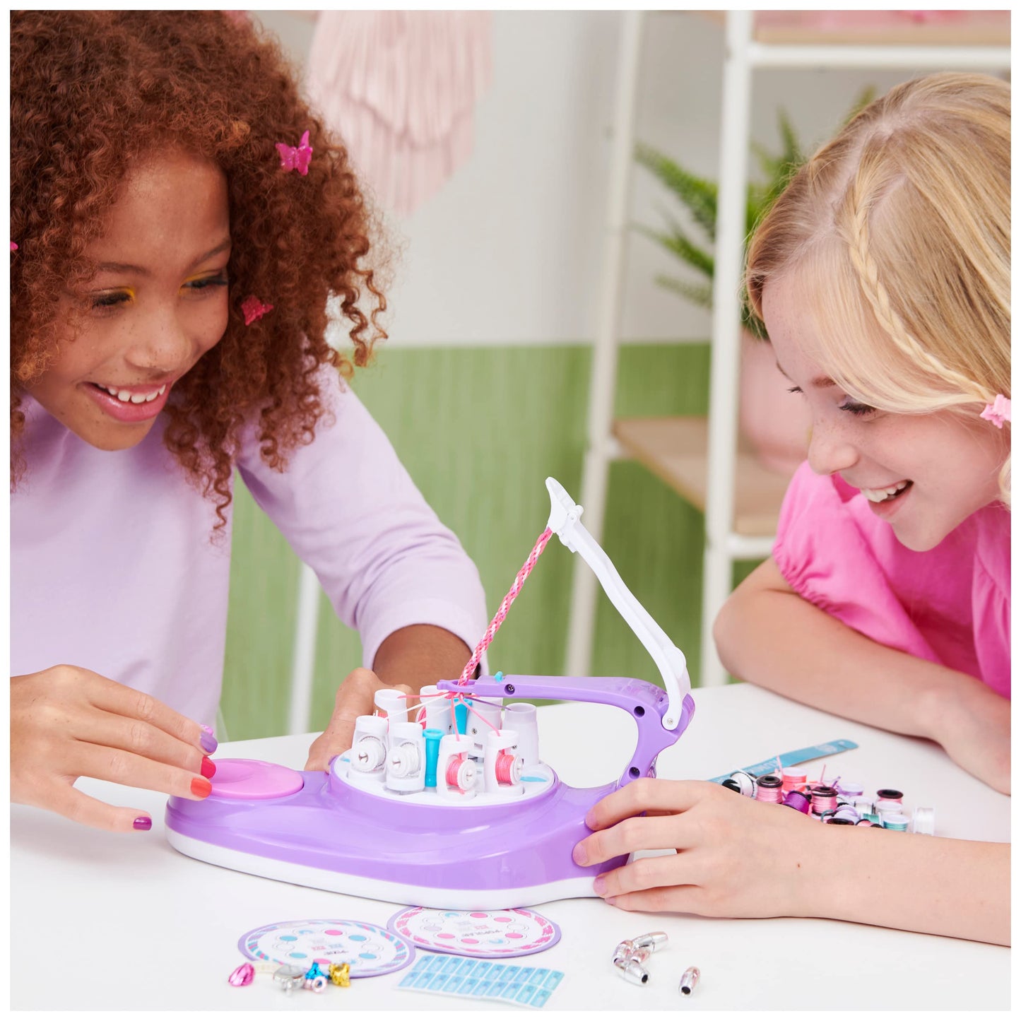 COOL MAKER - KUMI KREATOR 3 EN 1 - Machine Création 2 Colliers & 5 Bracelets - Utilisation Simple En Sécurité - Tendance Fun & Facile - Accessoires Inclus - Jouet Enfant 8 Ans et + - Loisirs Créatifs