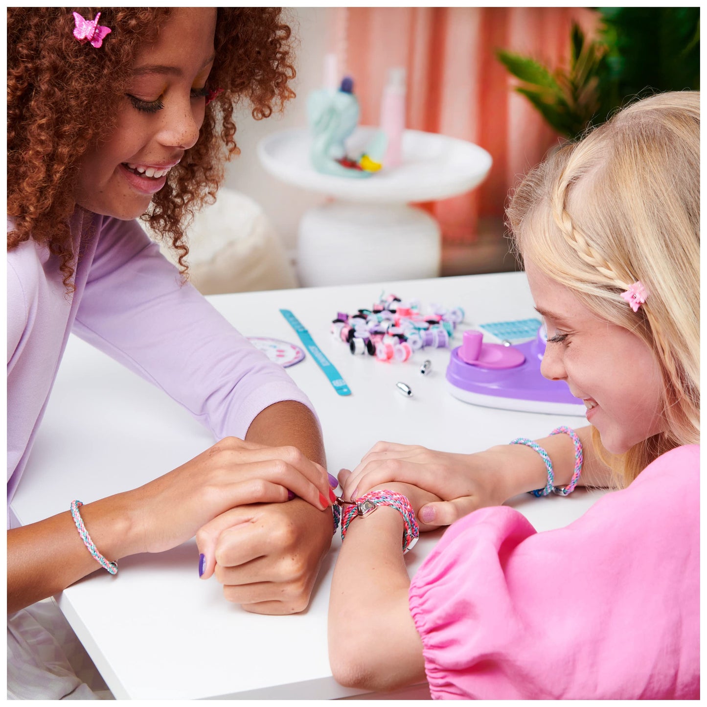 COOL MAKER - KUMI KREATOR 3 EN 1 - Machine Création 2 Colliers & 5 Bracelets - Utilisation Simple En Sécurité - Tendance Fun & Facile - Accessoires Inclus - Jouet Enfant 8 Ans et + - Loisirs Créatifs