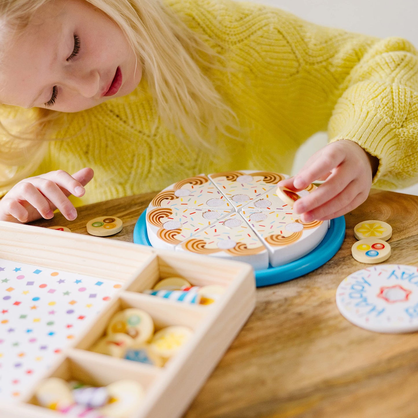 Melissa & Doug Gâteau D’Anniversaire En Bois | Jouets alimentaires en bois pour enfants | 3+ | Cadeau pour garçon ou fille